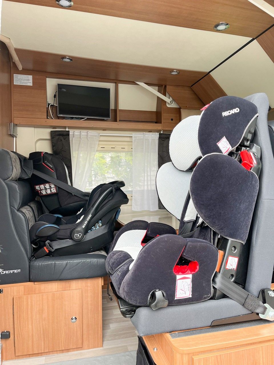Camping-car Fourgon familial Dreamer 5 couchages – Image 7