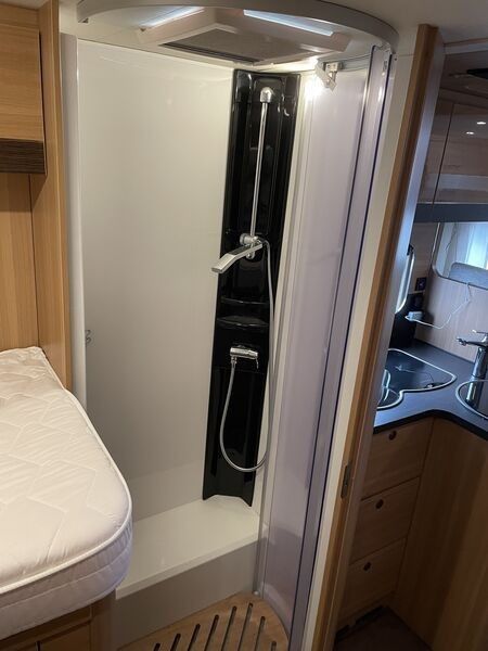 Camping-car LMC H 737 G Breezer 150 ch Lits simples Satellite Navi Caméra – Image 5