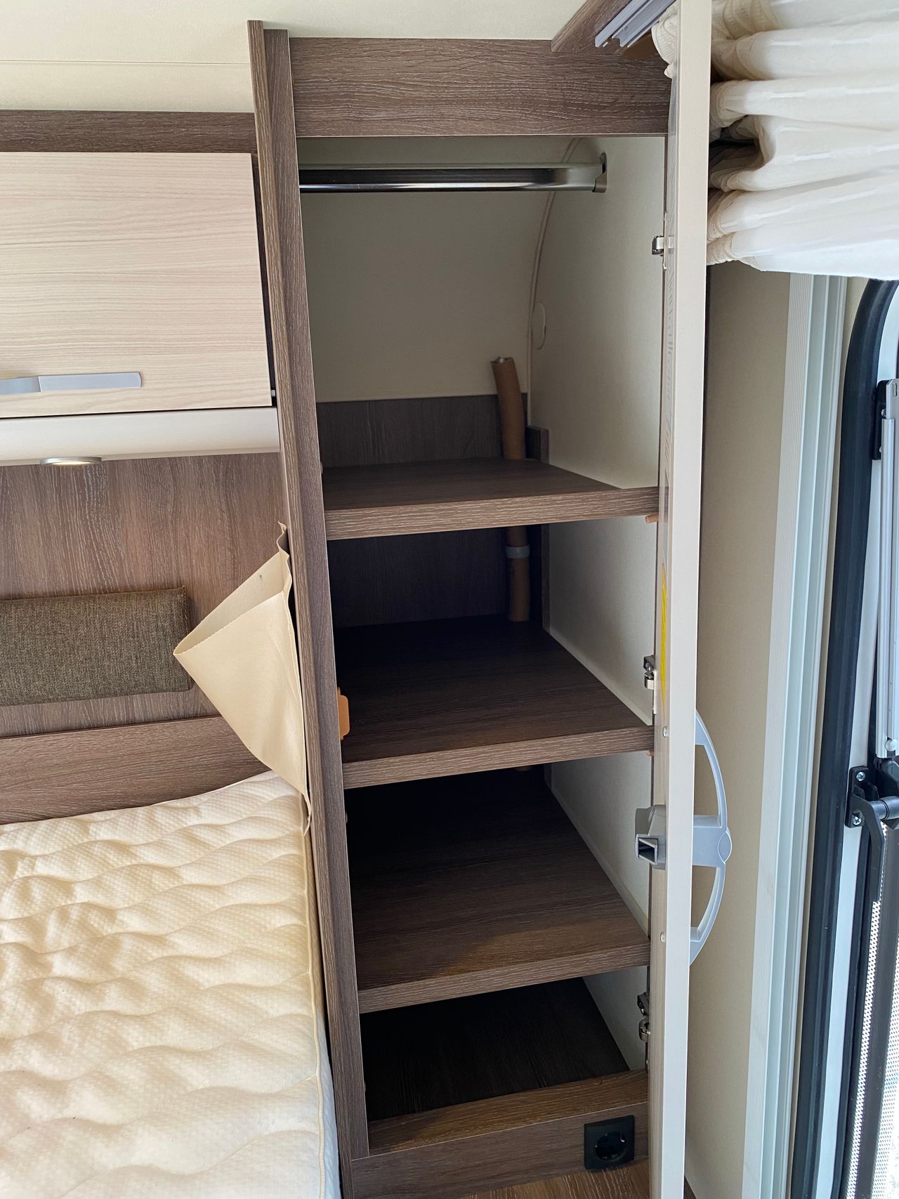 Camping-car Bürstner Nordic Lit Queen Truma 6E Année 2016 – Image 8