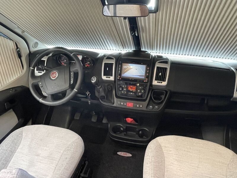 Camping-car LMC H 737 G Breezer 150 ch Lits simples Satellite Navi Caméra – Image 8